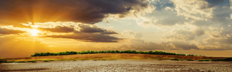 The setting sun by the lake