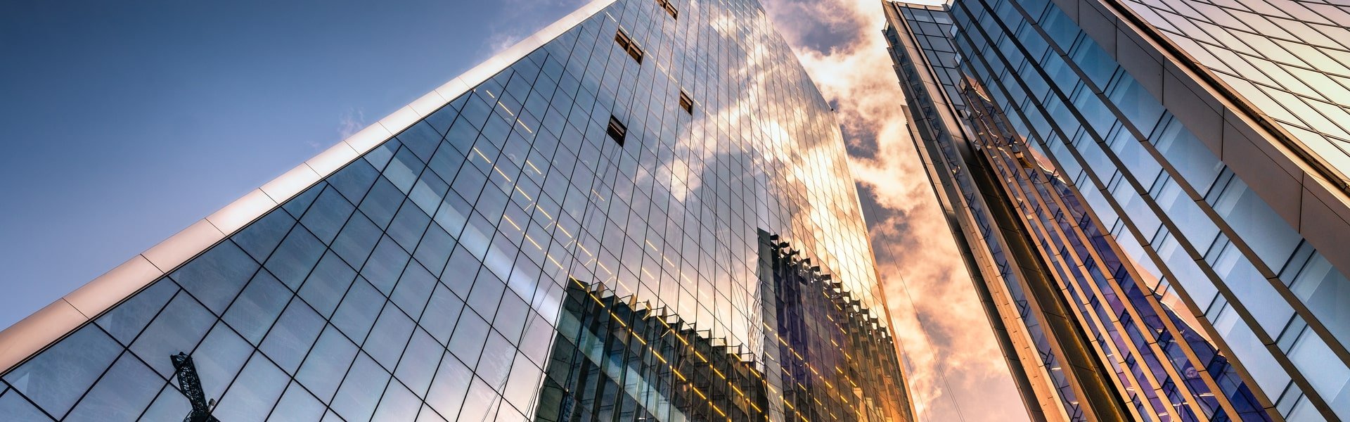 The clouds between the skyscraper