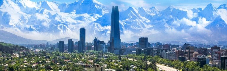 Big city with enourmous mountains in the background